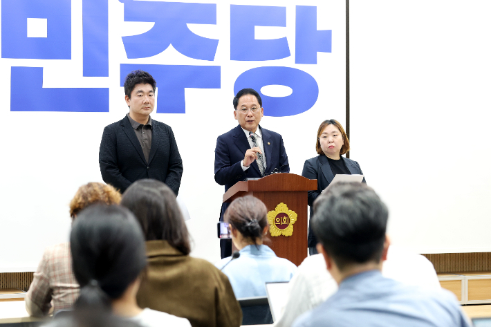 경기도의회 더불어민주당 안광률 대표의원(가운데), 장한별 총괄수석부대표(왼쪽), 전자영 수석대변인이 8일 도의회 브리핑룸에서 기자회견을 하는 모습. 경기도의회 더불어민주당 대표의원실 제공