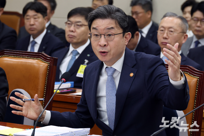 이억원 금융위원장이 8일 서울 여의도 국회에서 열린 정무위원회의 금융위원회·한국산업은행·중소기업은행에 대한 국정감사에서 의원 질의에 답변을 하고 있다. 윤창원 기자