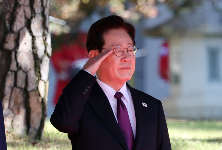 이재명 대통령이 8일 청와대에서 거수 경례를 하고 있다. 연합뉴스