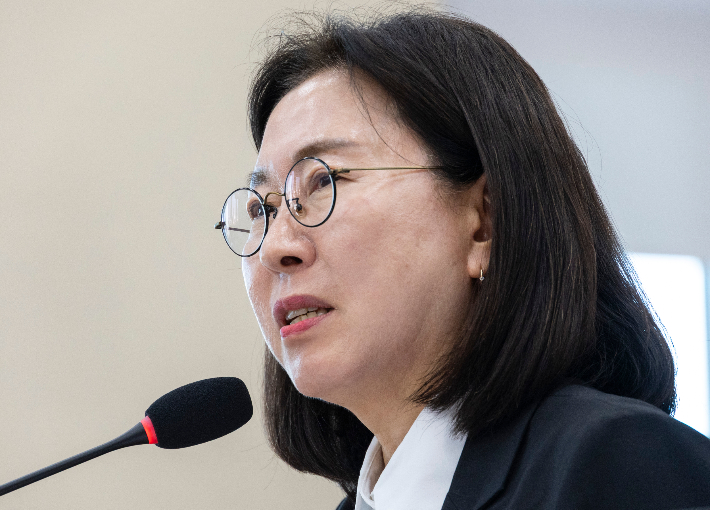 이미선 기상청장이 8일 국회 기후에너지환경노동위원회에서 열린 기상청과 유관기관 국정감사에서 의원 질의에 답하고 있다. 연합뉴스