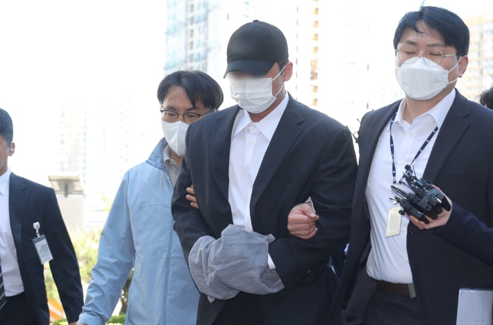 김창민 영화감독 상해치사 사건 피의자(가운데)가 구속 전 피의자 심문(영장실질심사)을 위해 법정으로 이동하고 있다. 연합뉴스