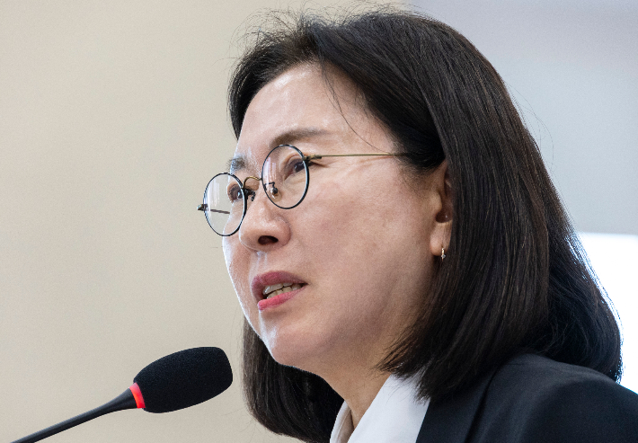 이미선 기상청장이 8일 국회 기후에너지환경노동위원회에서 열린 기상청과 유관기관 국정감사에서 의원 질의에 답하고 있다. 연합뉴스