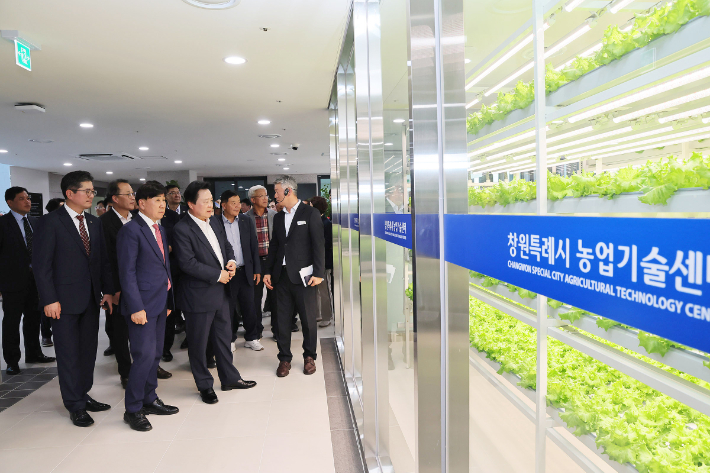 강기윤 창원시장이 8일 개청식을 마치고 농업기술센터 내부를 둘러보고 있다. 창원시 제공 