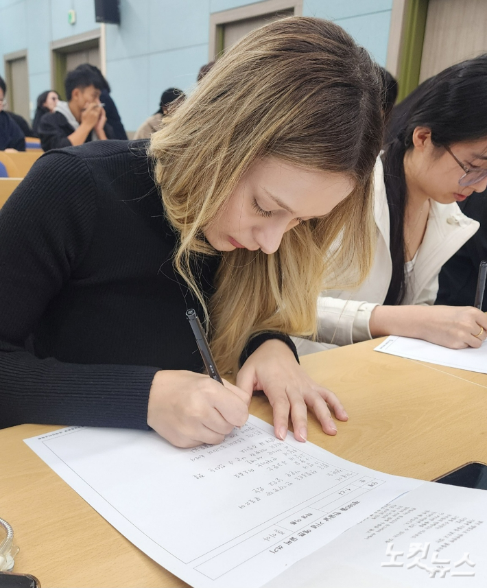 한 외국인 유학생이 정한모 시인의 '가을'을 필사하고 있다.