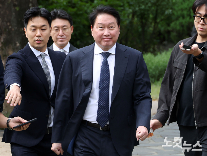 최태원 대한상의 회장이 지난 9월 9일 국회 사랑재에서 열린 '국회 경제대도약위원회 출범식' 에 참석하고 있다. 황진환 기자