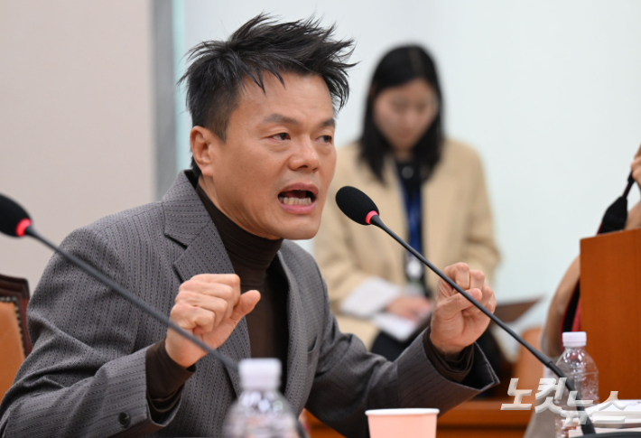 박진영 대통령 직속 대중문화교류위원회 공동위원장이 7일 서울 여의도 국회에서 열린 문화체육관광위원회의 문체부 국정감사에서 의원들 질의에 답하고 있다. 황진환 기자