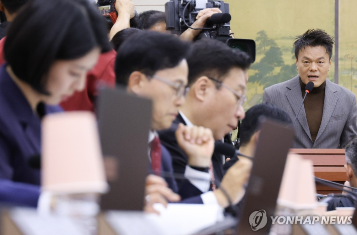 7일 국회 문화체육관광위원회에서 열린 문화체육관광부에 대한 국정감사에서 증인으로 출석한 박진영 대중문화교류위원회 공동위원장이 글로벌 축제 '패노메논' 기획 배경을 밝히고 있다. 연합뉴스