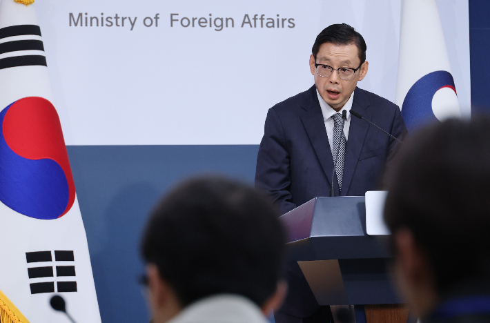 박두순 외교부 대변인이 8일 서울 종로구 정부서울청사 외교부에서 열린 정례브리핑에서 현안 관련 질문에 답하고 있다. 연합뉴스