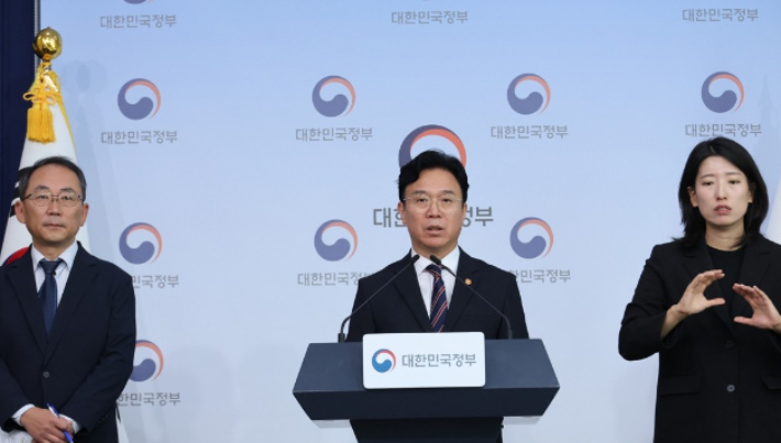 김영훈 고용노동부 장관이 15일 서울 종로구 정부서울청사에서 메가특구 연구직 대상 주52시간 예외적용, 파견근로 가능업무 확대 등 노동규제 완화 등을 내용으로 한 '메가특구 특별법 관련 사회적 대화 제안' 브리핑하고 있다. 연합뉴스