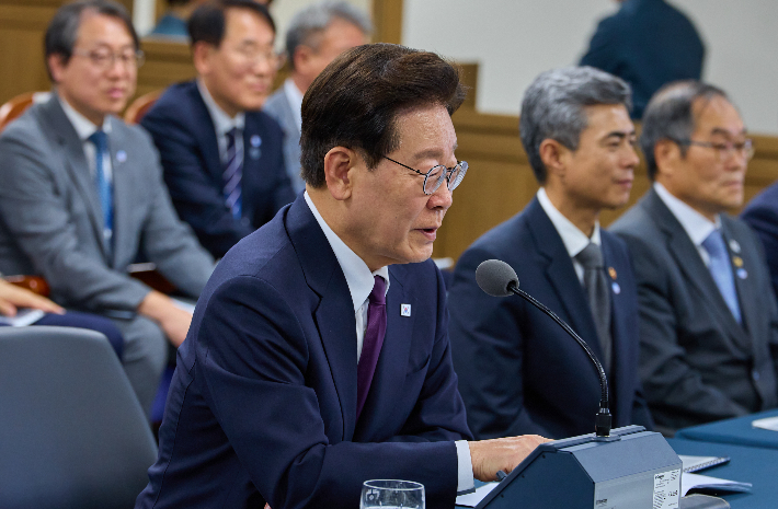 이재명 대통령이 8일 국방과학연구소의 극초음속 활공비행체(HGV) 최초 시험발사를 참관하고 있다. 청와대 제공