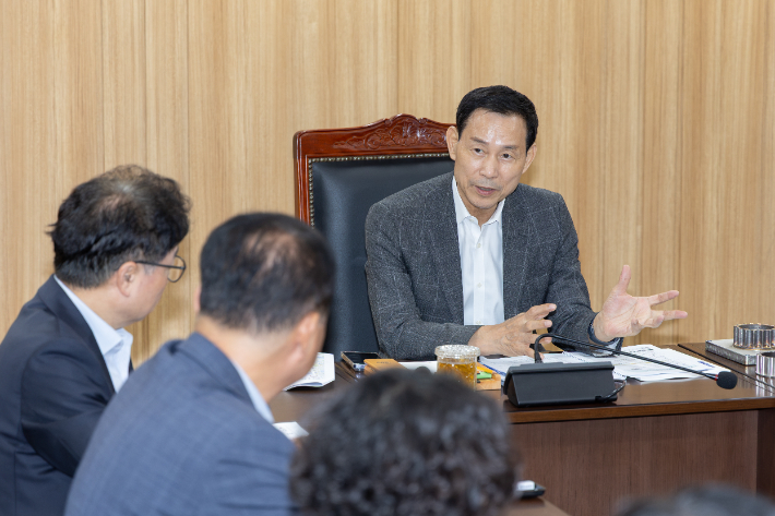 최정호 익산시장이 8일 '2028년도 국가예산 신규 사업 발굴 보고회'를 주재하고 있다. 익산시 제공