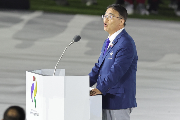 지난 4일 일본 나고야 미즈호공원 육상경기장에서 열린 2026 아이치·나고야 아시안게임 폐회식에서 오무라 히데아키 2026 아이치-나고야 아시안게임 조직위원장이 공식 연설을 하는 모습. 연합뉴스 