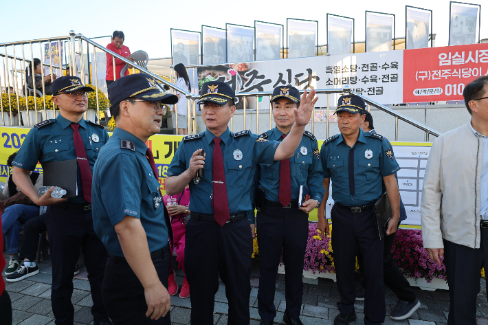 임실N치즈축제 현장을 점검하는 신효섭 전북경찰청장. 전북경찰청 제공
