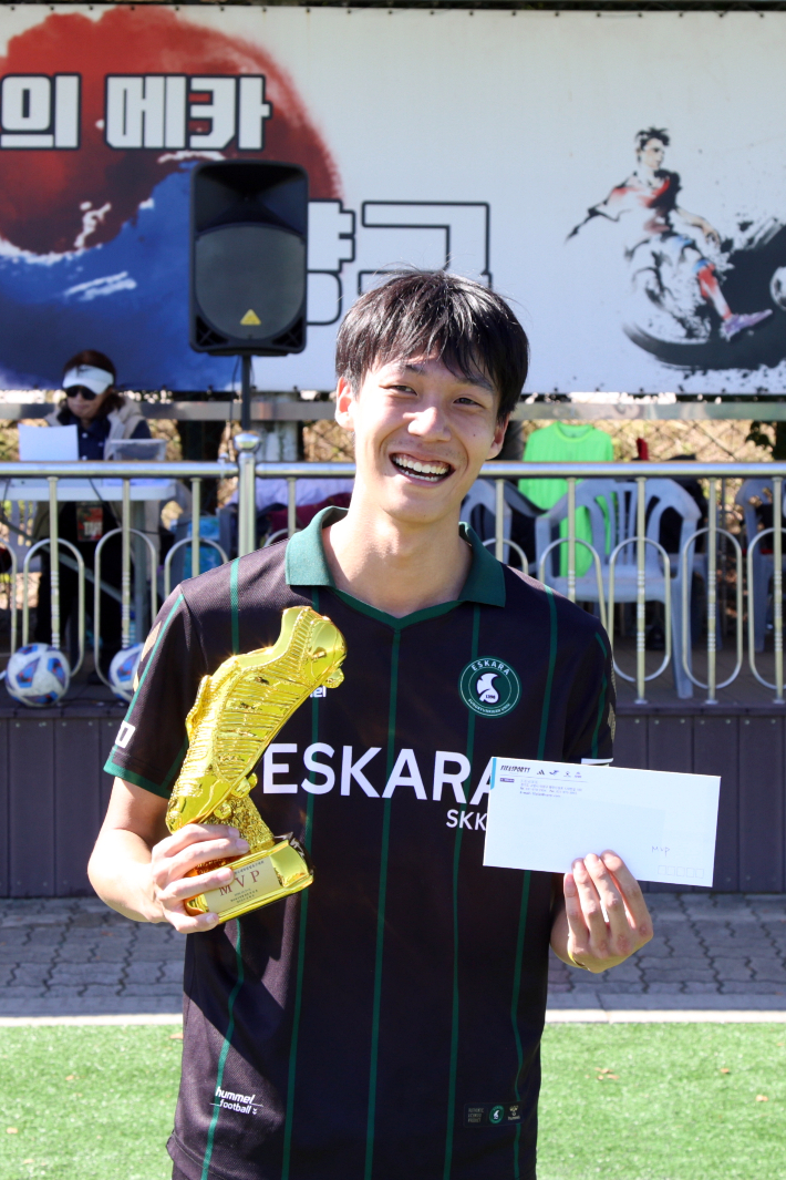 ESKARA 감독 겸 부주장 이재승의 MVP 기념 촬영 모습. 연맹 