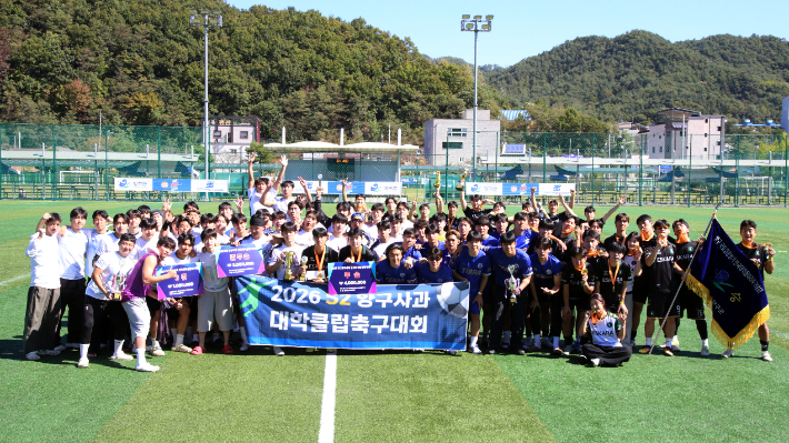'2026 S2 양구사과 전국대학클럽축구대회' 4강에 오른 팀들의 기념 촬영 모습. 연맹 