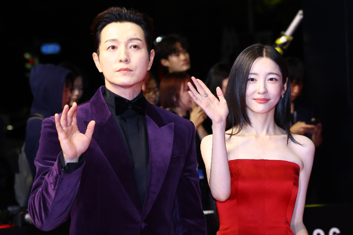 배우 정성일(왼쪽)과 박지현이 6일 오후 부산 해운대구 영화의 전당에서 열린 제31회 부산국제영화제(BIFF) 개막식 레드카펫 행사에서 포즈를 취하고 있다. 연합뉴스