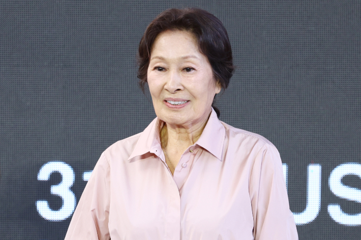 배우 김혜자가 8일 부산 해운대구 영화의 전당 루프씨어터에서 열린 제31회 부산국제영화제(BIFF) 영화 '여전히 찬란하게' 야외무대인사에 참석해 인사하고 있다. 연합뉴스