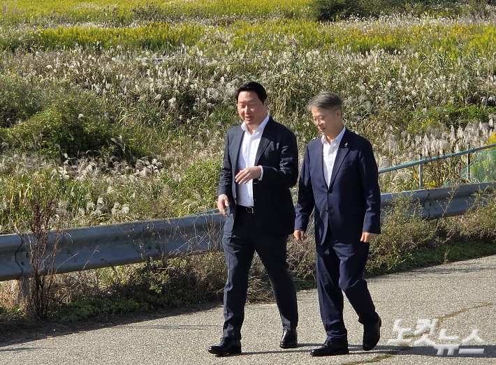 최태원 SK그룹 회장과 민형배 전남광주통합특별시장이 9일 오후 전남광주통합특별시 서구 서창동 탄약고 이전 예정부지를 둘러보고 있다. 김한영 기자