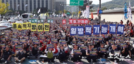 9일에는 서울 경복궁 동십자각 앞에서 열린 양대노총 공공노동자 총력투쟁 결의대회에서 참석자들이 피켓을 들고 구호를 외치고 있다.