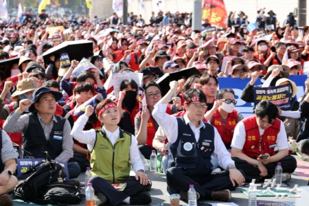 9일에는 서울 경복궁 동십자각 앞에서 열린 양대노총 공공노동자 총력투쟁 결의대회에서 참석자들이 구호를 외치고 있다.