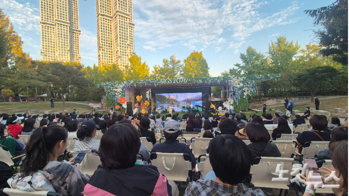 한글날인 9일 서울 성동구 서울숲에서 자립준비청년들이 직접 기획과 운영에 참여한 '고밍아웃' 행사가 진행 중이다. 주보배 기자