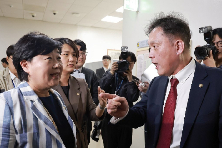 6일 국회 법제사법위원회에서 열린 대법원 등에 대한 국정감사가 중지된 뒤 국민의힘 김태규 의원이 위원장인 더불어민주당 서영교 의원에게 본인에 대한 발언권 정지에 관련해 항의하고 있다. 연합뉴스