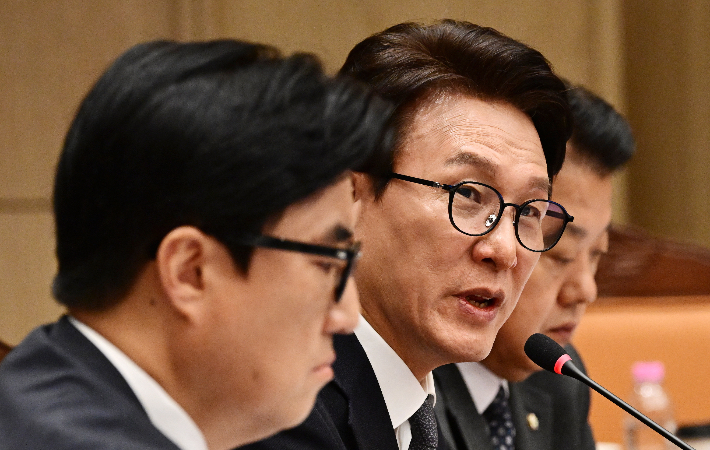 김민석 더불어민주당 대표가 7일 서울 용산구 국방부에서 열린 국회 국방위원회의 국방부에 대한 국정감사에서 질의를 하고 있다. 국회사진기자단