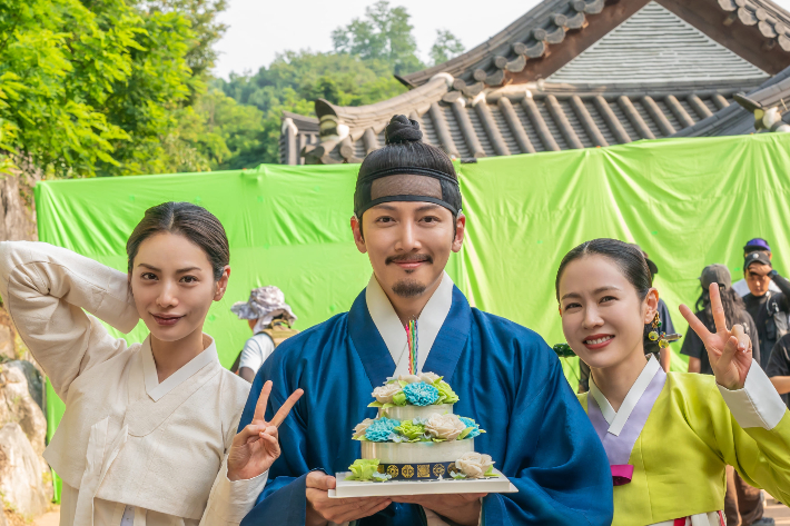 손예진은 작품 속 회상 장면에서 인공지능(AI)을 활용해 자신의 20대 모습을 구현한 것에 대해서는 "보시는 분들도 더 몰입해서 볼 수 있는 부분들이 있을 것 같다"며 "그만큼 기술이 발전한 것 같아 획기적이고 재미있는 것 같다"고 밝혔다. 넷플릭스 제공