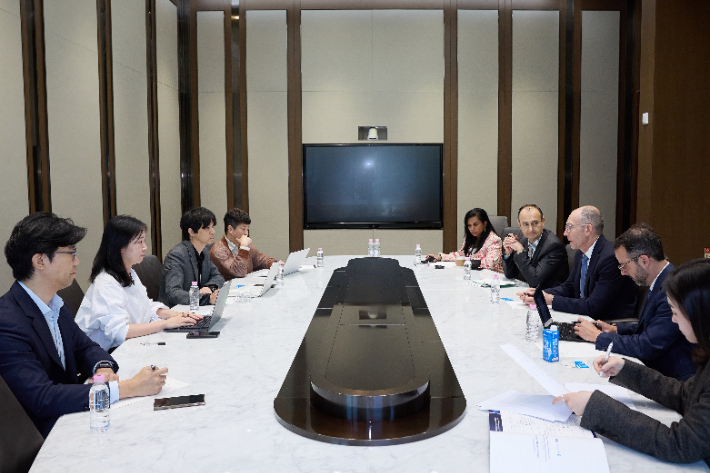 IMF 통화자본시장국 관계자들이 8일 서울 중국 한국은행에서 국내 언론과 인터뷰를 하고 있다. 한국은행 제공