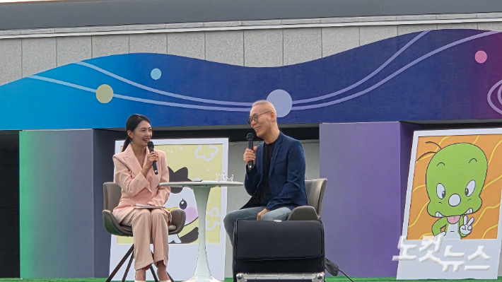 지난 10일 순천 남문터광장에서 열린 토크콘서트에서 김수정 작가가 '아기공룡 둘리'에 얽힌 이야기를 풀어놓고 있다. 박사라 기자 