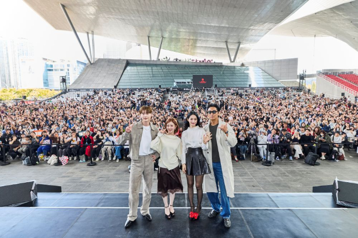 재혼황후 출연진이 야외무대인사를 진행했다. 부산국제영화제 제공