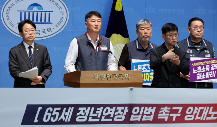 양경수 민주노총 위원장과 김동명 한국노총 위원장이 16일 국회 소통관에서 열린 양대노총 기자회견에서 65세 정년 연장 입법을 촉구하고 있다. 연합뉴스