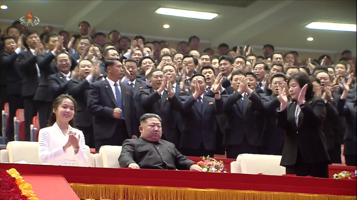 김정은, 딸 주애와 당 창건 81주년 경축공연 관람. 연합뉴스