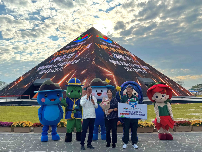 지난 10일 2026여수세계섬박람회 100만 번째 관람객으로 선정된 부부가 서영학 여수시장과 기념촬영을 하고 있다. 여수시 제공 