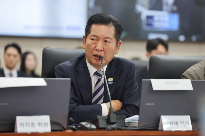 더불어민주당 정청래 의원이 7일 서울 종로구 남북회담본부에서 열린 외교통일위원회 국정감사에서 정동영 통일부 장관에게 질의하고 있다. 연합뉴스