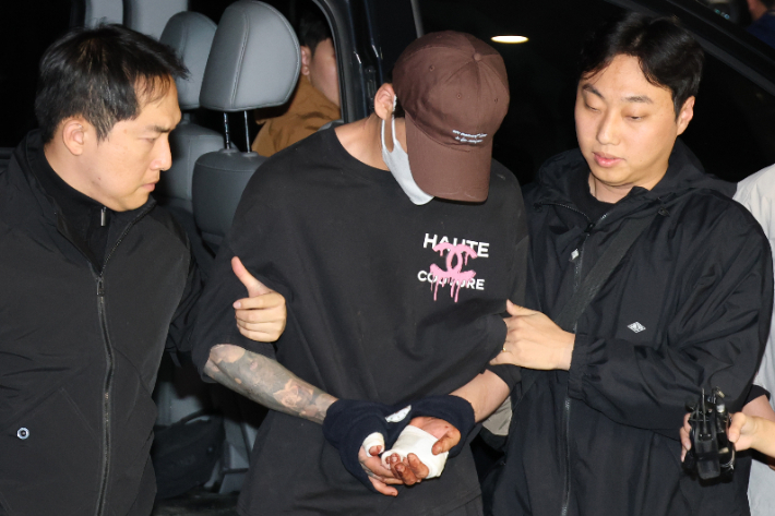 이혼소송 중 장모 살해 및 아내를 납치한 20대 중반 남성 A씨가 11일 서울 송파경찰서로 송치되고 있다. 연합뉴스