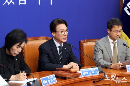 발언하는 김민석 대표