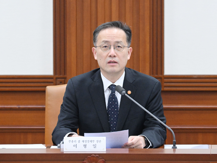 이형일 부총리 겸 재정경제부 장관이 12일 서울 종로구 정부서울청사에서 열린 '제274차 대외경제장관회의'를 주재, 모두발언을 하고 있다. 재정경제부 제공