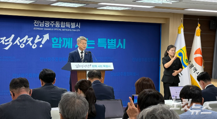 민형배 전남광주통합특별시장이 12일 오전 전남광주통합특별시 무안청사 브리핑실에서 열린 시정운영 방향 발표 기자회견에서 무안청사 상시 집무 방침과 서남권 주요 현안 해결 구상을 설명하고 있다. 김한영 기자