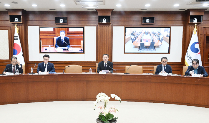 이형일(가운데) 부총리 겸 재정경제부 장관이 12일 서울 종로구 정부서울청사에서 열린 공급망안정화위원회를 주재, 모두발언을 하고 있다. 재정경제부 제공 