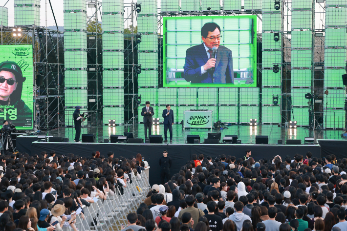'2026 제53회 신라문화제'가 10월 9일부터 11일까지 월정교와 봉황대 일원에서 열린 가운데, 시민과 관광객들이 축제 현장을 찾아 공연과 다양한 프로그램을 즐기고 있다. 경주시 제공