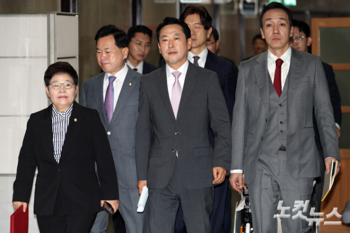 국민의힘 장동혁 대표가 12일 서울 여의도 국회에서 열린 최고위원회의에 참석하고 있다. 윤창원 기자