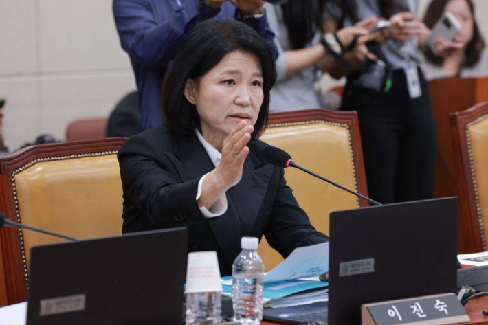국민의힘 이진숙 의원이 12일 국회 과기술정보방송통신위원회에서 열린 방미통위 등에 대한 국정감사에서 신상발언하고 있다. 연합뉴스
