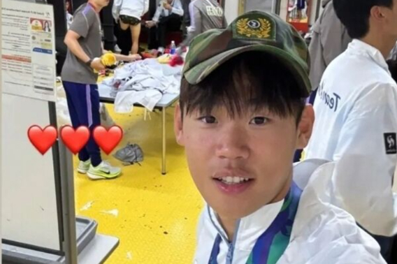 박승수(뉴캐슬)가 아시안게임에서 금메달을 차지한 후 전역모를 쓴 사진을 자신의 SNS에 올려 논란이 되고 있다. 박승수 SNS 캡처