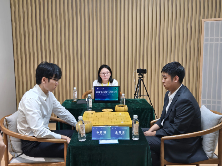 신진서(사진 왼쪽) vs진위청. 한국기원 제공