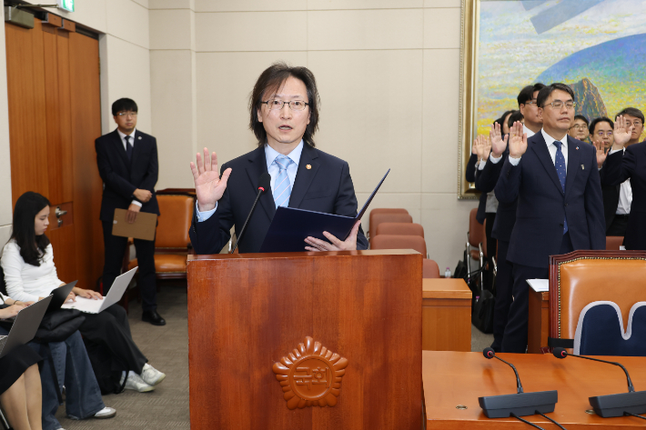 주병기 공정거래위원장이 12일 국회에서 열린 정무위원회 국정감사에서 증인 선서를 하고 있다. 연합뉴스