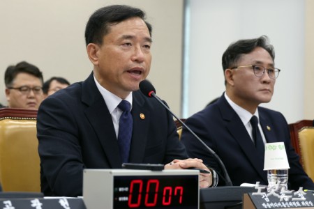 김종철 방송미디어통신위원회 위원장이 12일 서울 여의도 국회에서 열린 과학기술정보방송통신위원회의 방송미디어통신위원회 등에 대한 국정감사에서 의원 질의에 답변을 하고 있다.