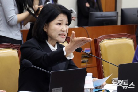 국민의힘 이진숙 의원이 12일 서울 여의도 국회에서 열린 과학기술정보방송통신위원회의 방송미디어통신위원회 등에 대한 국정감사에서 의사진행 발언을 하고 있다.