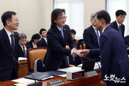 주병기 공정거래위원장이 12일 서울 여의도 국회에서 열린 정무위원회의 공정거래위원회 등에 대한 국정감사에서 유동수 위원장과 인사를 하고 있다.