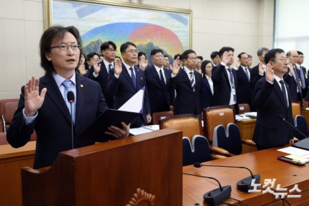 주병기 공정거래위원장이 12일 서울 여의도 국회에서 열린 정무위원회의 공정거래위원회 등에 대한 국정감사에서 기관증인들과 증인선서를 하고 있다.
